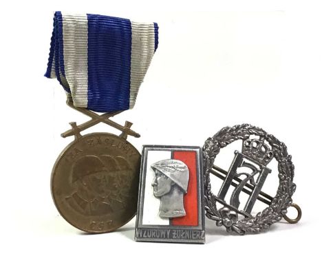 H7 NORWAY FREE FORCES, COMMANDO BADGE circa 1943-44, along with a Polish Army Exemplary Service badge and a WWII Czech 'Za Za