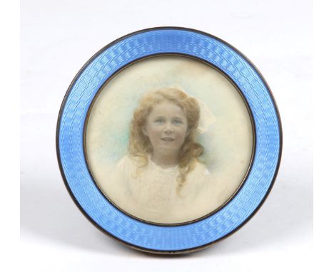 A CIRCULAR SILVER AND ENAMEL PHOTO FRAME, 9cm diameter, London 1918 by Sampsons Mordan & Co