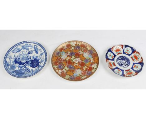 A 19TH CENTURY WEDGWOOD BOTANICAL BLUE AND WHITE PLATE, 24.5cm diameter; a Satsuma plate and an Imari plate (3)