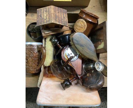 SMALL CARTON OF MISC ITEMS INCL; A WOODEN TANKARD, CLOCK, SMALL TROPHY CUP &amp; BROWN PLASTIC DRESSING TABLE SET