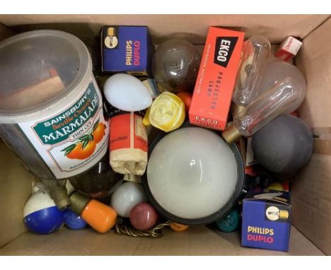 CARTON WITH PROJECTOR BULBS, OLD &amp; UNUSUAL LIGHT BULBS, A BULK HEAD LIGHT &amp; MISC CAR BULBS