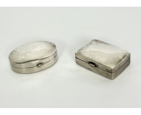 Two Elizabeth II silver pill boxes - Ari D Norman, London 1997 and 1998, oval and rectangular form, 3.6cm long, weight 24g.