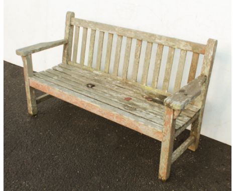 A hardwood latheback garden bench (LWH 160 x 61 x 89 cm)