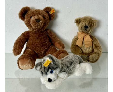 Two Steiff toys: a 2021 Cosy Teddy bear and Husky Bernie - both with button and tag in ear, the Cosy Teddy ref. 113536, 34cm 