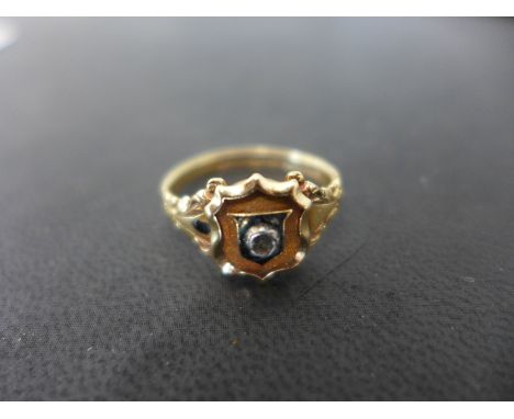 An 18ct yellow gold ring - size R - Weight approx. 4gms 