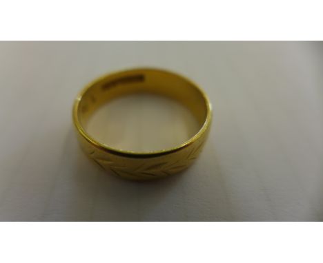 An 18ct yellow gold wedding band - size K with leaf engraving - Weight approx. 3.2 gmsCondition report: Clean and bright cond