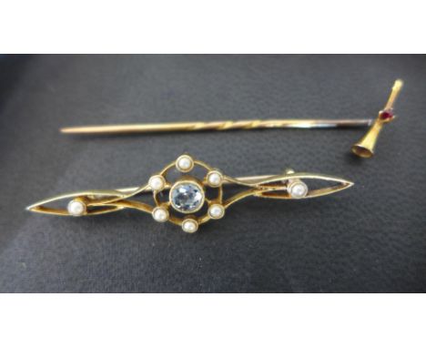 A 15ct gold hunting horn cravat pin set with a small single ruby - approx weight 1 gram - and a 9ct gold seed pearl and aquam