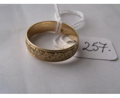 Fancy 18ct gold embossed wedding band  approx size 'R'  3.g       