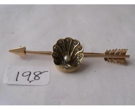 An antique 15ct arrow brooch with rose diamond  encrusted shell to centre 8g      