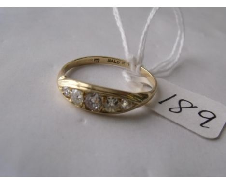 A GOOD 18CT GOLD 5 STONE DIAMOND RING  