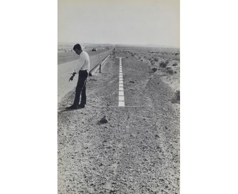 Photographie - - Edward Ruscha.  (1937 Omaha, Nebraska). Royal Road Test. Mit 36 (2 doppelblattgroßen) photographischen Abbil