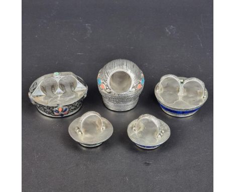 Five Middle Eastern white metal rings, each with carved intaglio seal, the largest with Niello decoration and stamped '84', 6