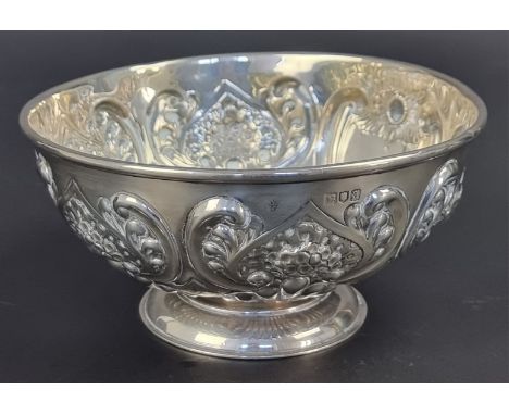 A Victorian silver pedestal bowl, by&nbsp;William Hutton &amp; Sons Ltd, London 1896, 16cm diameter, 194g.