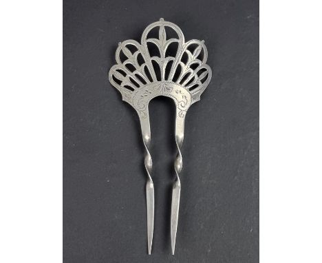 An Edwardian silver comb, by&nbsp;Pearce &amp; Thompson, Birmingham 1906, 11.5cm high, 11g.