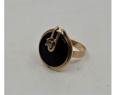 A 14ct. gold and paste set ring, (gross weight 8.2g). Size: approx. UK O