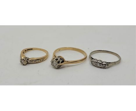 A 14ct. gold and diamond ring, set central round cut diamond with row of five illusion set diamonds to either shoulder (gross