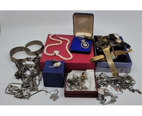 A large quantity of sterling silver and white metal jewellery,&nbsp;together with a freshwater pearl necklace in Pia box, a S