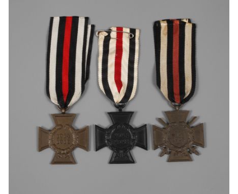 Kriegsteilnehmerehrenkreuze mit Schwertern, Hersteller O &amp;amp; B (Ochs und Bonn Hanau); ohne Schwerter, Hersteller G2 (un