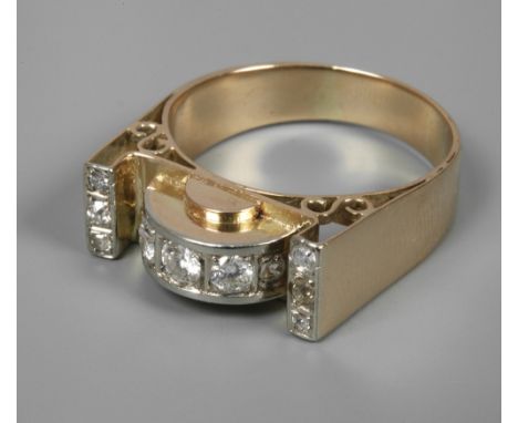 Art déco-Ring mit Brillantenum 1920 bis 1930, Gelbgold gestempelt 585, ca. 7 mm breiter Ringkopf, besetzt mit elf Brillanten 