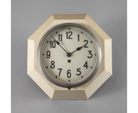 Wanduhr Adolf LoosModellentwurf Adolf Loos, vor 1920, achteckiges Gehäuse aus Weißblech cremefarben lackiert, Glas mit vernic