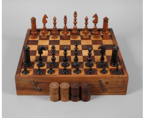 Spielschatulle19./20. Jh., quadratischer, mittig geteilter Korpus aus Mahagoni mit Spielflächen für Schach, Dame und Backgamm