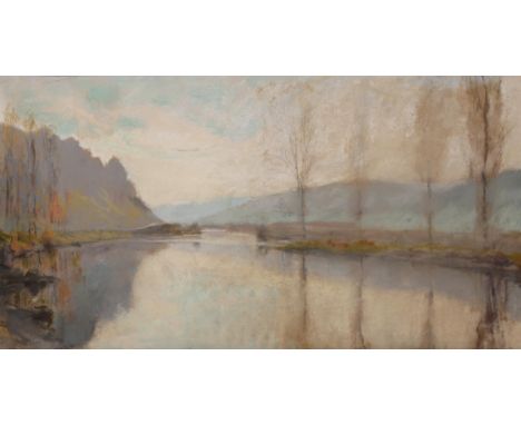 Hans Schilcher, FlusslandschaftBlick über einen gemächlich dahinfließenden Fluss, in ein breites flaches Tal mit aufsteigende