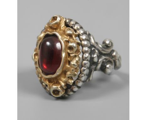 Aufwendiger Ring mit Granat2. Hälfte 20. Jh., Silber gestempelt 800, teilweise vergoldet, ca. 20 mm hoher Ringkopf, besetzt m