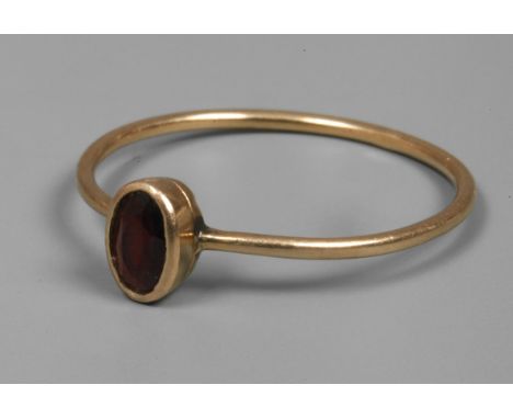 Damenring mit Granat2. Hälfte 20. Jh., Gelbgold geprüft 750/1000, zarte Ring besetzt mit einem facettierten Granat in Zargenf
