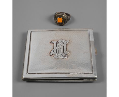 Ring und ZigarettenetuiSilberring (830) mit ornamentalem Steg, auf der Platte die Runen der Schutzstaffel, Innendurchmesser c