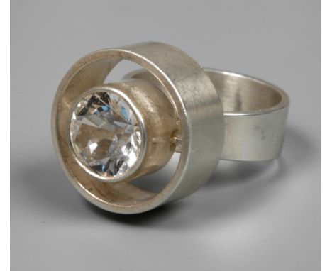 Niels Erik From, Ring Silber mit Bergkristallum 2000, Silber gestempelt 925, durchbrochen gearbeiteter Ringkopf von D 17 mm, 