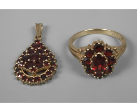 Zwei Teile Granatschmuckum 1980, Ring Gelbgold gestempelt 333, Anhänger Silber vergoldet, gestempelt 900, jeweils besetzt mit
