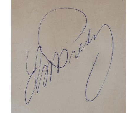 Elvis Presley, Autografum 1970, Autograf von Elvis Presley auf ca. 9 x 9 cm großem Papierstück, guter Zustand.