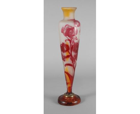 Émile Gallé große Ätzglasvaseum 1900, farbloses Glas mit gelben Pulvereinschmelzungen und rotem Überfang, hochgeätzte Irisblü