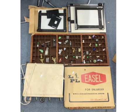 A mixed lot to include a printer's tray containing miniature items including a lapis lazuli carved scarab beetle, together wi