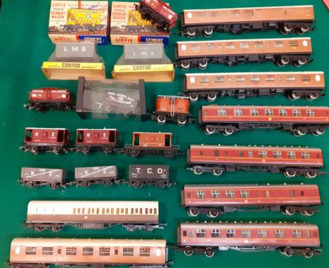 Two boxed Airfix series 1 Presflo cement wagon construction kits, two Grafar (Graham Farish) LMS tenders and mixed rolling st