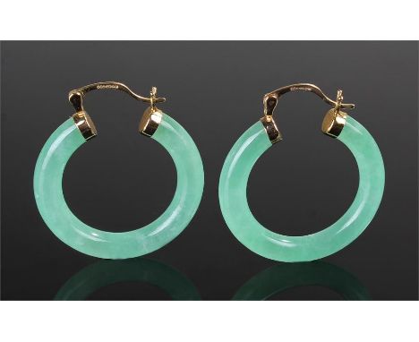 14 carat gold and jade earrings, the 14 carat gold clasp with a jade loop, 32mm diameter 