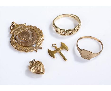 9 carat gold jewellery, to include two ring,a heart pendant, a medallion, total weight 10 grams, together with a 14 carat gol