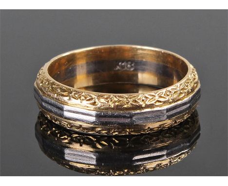 18 carat gold wedding band, the central white gold band flanked by yellow gold engraved bands, ring size L