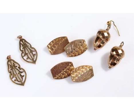 Jewellery collection, to include a pair of 10 carat gold acorn earrings, a pair of 9 carat gold cufflinks and a pair of 9 car