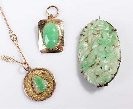 Chinese jade jewellery, to include a brooch, a gold pendant with oval jade inset and a jade Buddha set pendant on chain, (4)