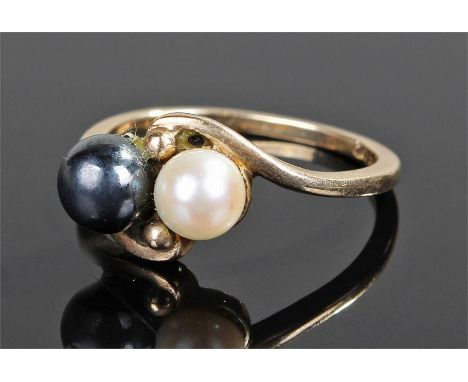 10 carat gold pearl set ring, with a black and white pearl, ring size O