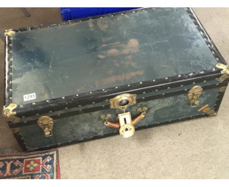 A blue traveling trunk with brass fittings 67x43cm
