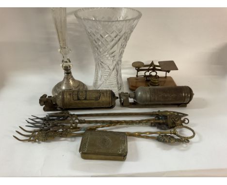 A mixed collection of vintage items including 2x fire extinguishers, 2x glass vases, a small collection of spirit/bar optics,