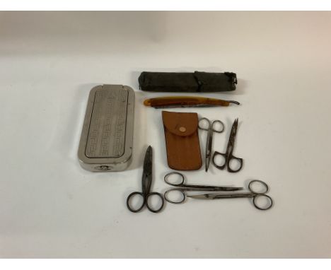 A collection of vintage grooming/shaving items, including a Rolls Razor. No reserve.