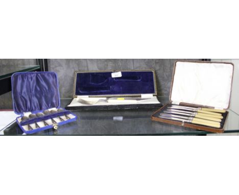 A set of six cased scone knives, a fish server and fork in presentation case and six silver plated teaspoons in presentation 