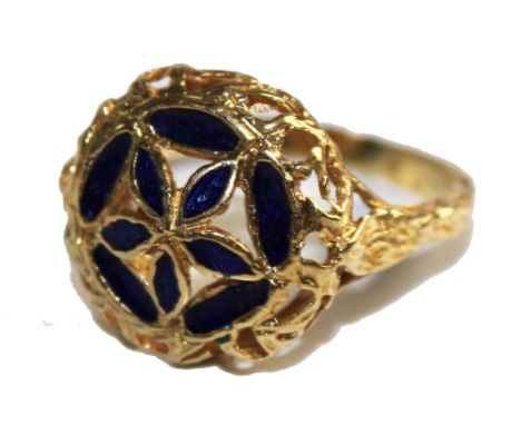 An 18 carat gold ring with blue enamel 4.2 grams