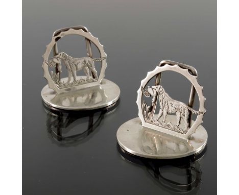 A pair of George V silver menu holders, A Wilcox, Birmingham 1932, each with a pierced and etched hunting dog with duck, 3cm 