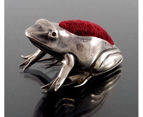 A George V novelty silver pin cushion, Adie and Lovekin Ltd., Birmingham 1914, modelled as a frog, 6cm long