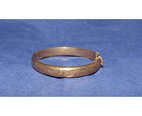 A chased 9 carat hallmarked gold bangle