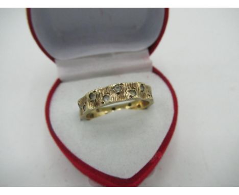 1970s 9ct gold hallmarked bark effect full hoop spinel eternity ring, 